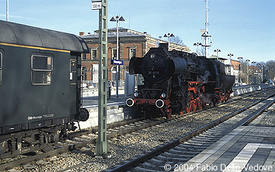 Zum Vergrößern klicken - Gleich hat die 52 8079 das andere Zugende erreicht (Memmingen, 18.03.2001).