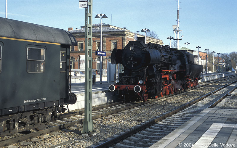Gleich hat die 52 8079 das andere Zugende erreicht (Memmingen, 18.03.2001).