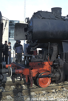 Zum Vergrößern klicken - Kurze Besprechung vor dem Ankuppeln (Memmingen, 18.03.2001).