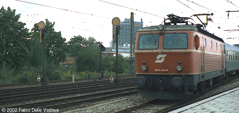 1044 004-8 mit dem D 1481 von München Hbf über Bad Aibling nach Zell am See (München Heimeranplatz, August 1990).