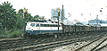 Die Bügelfalten-110 437-1 kommt mit einem Güterzug vom Rangierbahnhof München-Laim (München Heimeranplatz, August 1990)