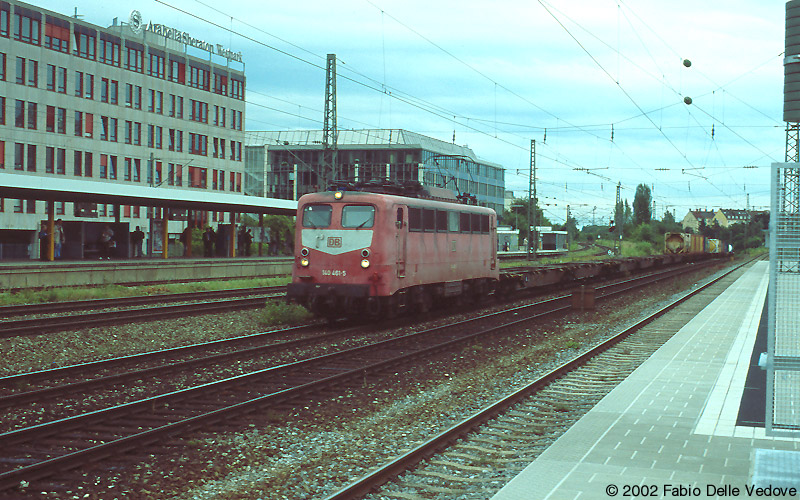 München Heimeranplatz - Juli 2001 - 140 461-7 schleppt einen Containerzug in Richtung München-Laim