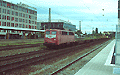 München Heimeranplatz - Juli 2001 - 140 461-7 schleppt einen Containerzug in Richtung München-Laim
