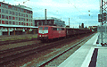 München Heimeranplatz - Juli 2001 - 151 020-5 mit einem Güterzug in Richtung München-Laim