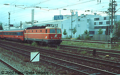 München Heimeranplatz - Juli 2001 - 1044 109-5 in Jaffa-Lackierung mit dem EC 17 "Max Reinhardt" nach Wien