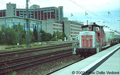 München Heimeranplatz - Juli 2001 - 360 866-8 mit Staubwagen aus Richtung Mittersendling