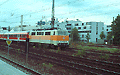 München Heimeranplatz - Juli 2001 - 111 183-2 in orange-weißer S-Bahn-Lackierung eilt mit dem RE 31019 nach Salzburg