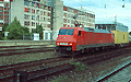 München Heimeranplatz - Juli 2001 - 152 128-5 mit einem Container-Zug in Richtung München-Laim