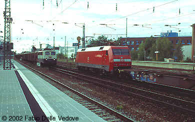 München Heimeranplatz - Juli 2001 - 152 128-5 vor einem Container-Zug in Richtung München- Laim und 140 503-4 vor einem Zug aus gedecken Güterwagen in Richtung München Süd