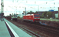 München Heimeranplatz - Juli 2001 - 152 128-5 vor einem Container-Zug in Richtung München- Laim und 140 503-4 vor einem Zug aus gedecken Güterwagen in Richtung München Süd
