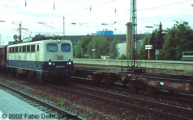 München Heimeranplatz - Juli 2001 - 140 503-4 mit einem Zug aus gedecken Güterwagen in Richtung München Süd