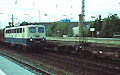 München Heimeranplatz - Juli 2001 - 140 503-4 mit einem Zug aus gedecken Güterwagen in Richtung München Süd