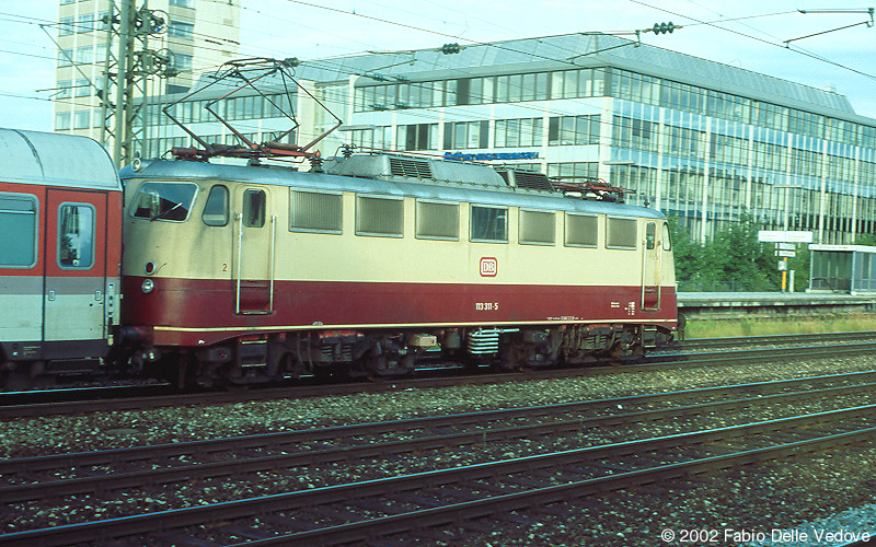 113 311-6 in TEE-Lackierung mit dem EC 19 "Andreas Hofer" (Dortmund - Innsbruck) (München Heimeranplatz, Juli 2001)