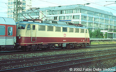113 311-6 in TEE-Lackierung mit dem EC 19 "Andreas Hofer" (Dortmund - Innsbruck) (München Heimeranplatz, Juli 2001)