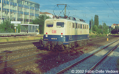 110 141-9 in Richtung München Ost (München Heimeranplatz, Juli 2001)