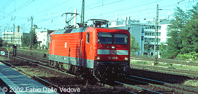 Am Nachmittag ist 112 121-9 zum Ostbahnhof unterwegs (München Heimeranplatz, 2001)