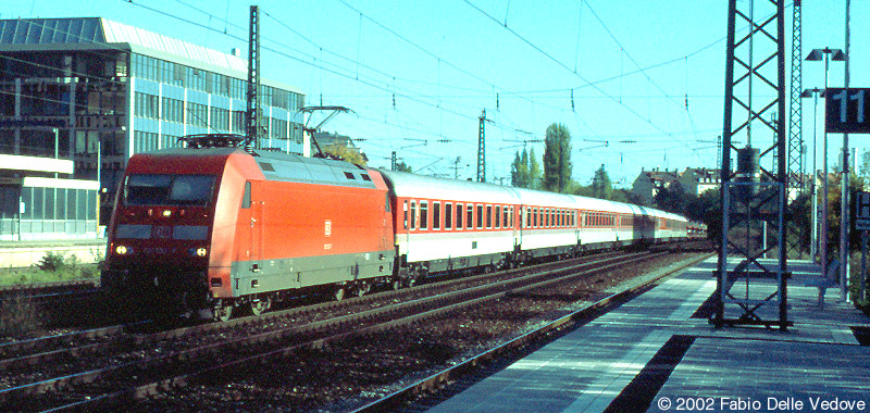 Vor wenigen Minuten ist die 101 mit ihrem Autoreisezug vom Münchner Ostbahnhof abgefahren (München Heimeranplatz, Oktober 2001)