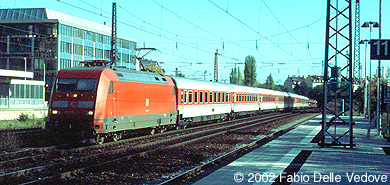 Vor wenigen Minuten ist die 101 mit ihrem Autoreisezug vom Münchner Ostbahnhof abgefahren (München Heimeranplatz, Oktober 2001)