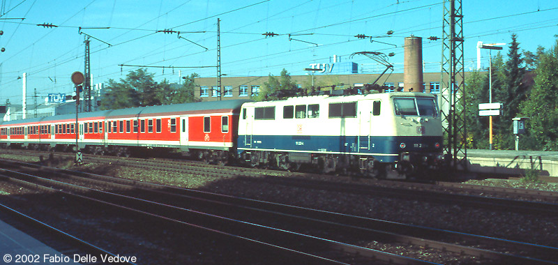 In wenigen Minuten erreicht die oceanblau-beige 111 213-4 den Hauptbahnhof (München Heimeranplatz, Oktober 2001)