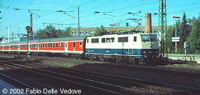 In wenigen Minuten erreicht die oceanblau-beige 111 213-4 den Hauptbahnhof (München Heimeranplatz, Oktober 2001)