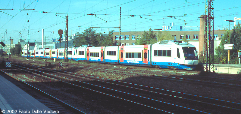 Eine Dreiereinheit Integral der BOB in Richtung Holzkirchen (München Heimeranplatz, Oktober 2001)