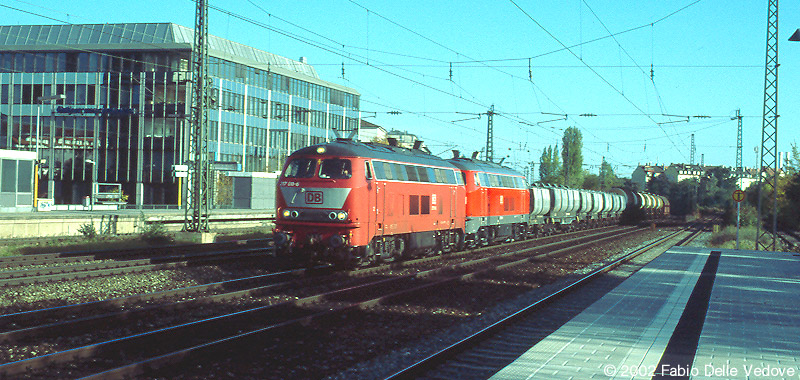 Die noch orientrote 217 011-6 bringt mit Hilfe ihrer verkehrsroten Schwester den nachmittäglichen Güterzug aus Mühldorf zum Rangierbahnhof München Nord (München Heimeranplatz, Oktober 2001)