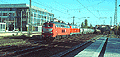 Die noch orientrote 217 011-6 bringt mit Hilfe ihrer verkehrsroten Schwester den nachmittäglichen Güterzug aus Mühldorf zum Rangierbahnhof München Nord (München Heimeranplatz, Oktober 2001)