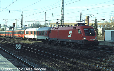 Der EC 193 MIMARA (München Hbf 15:25 - Klagenfurt Hbf 20:22) mit 1116 006-6 rauscht durch den Bahnhof Heimeranplatz (München, Frühling 2002).