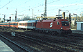 Der EC 193 MIMARA (München Hbf 15:25 - Klagenfurt Hbf 20:22) mit 1116 006-6 rauscht durch den Bahnhof Heimeranplatz (München, Frühling 2002).