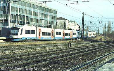 Eine Dreiereinheit Integral der BOB in Richtung Holzkirchen durchfährt Heimeranplatz ohne Halt (München, Frühling 2002).