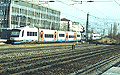 Eine Dreiereinheit Integral der BOB in Richtung Holzkirchen durchfährt Heimeranplatz ohne Halt (München, Frühling 2002).