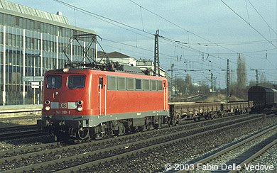 140 389-8 ist mit einem Güterzug in Richtung München Laim unterwegs (München Heimeranplatz, Frühling 2002).