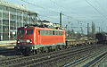 140 389-8 ist mit einem Güterzug in Richtung München Laim unterwegs (München Heimeranplatz, Frühling 2002).