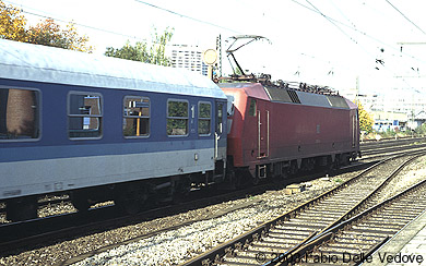 Hier rauscht der erste von drei Zügen aus Österreich vorbei. Der IR 2190 (Salzburg Hbf 8:36 - Rosenheim 9:40/9:41 - München Hbf 10:20) wird von einer orientroten 120 gezogen (München Heimeranplatz, Oktober 2002).