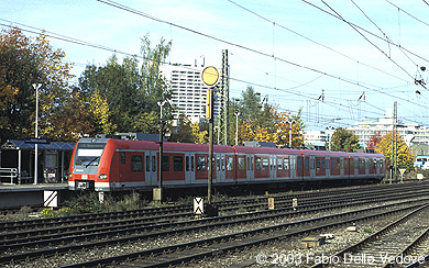 Soeben kommt ein 423er-Kurzzug als S 20 (Pasing 10:16 - Heimeranplatz 10:22 - Deisenhofen 10:35) am Gleis 11 an (München Heimeranplatz, Oktober 2002).