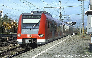 Der Vollzug S 7 8236 (Höhenkirchen-Siegertsbrunn 9:49 - München Ost 10:12/10:14 - München Hbf (tief) 10:22 - Wolfratshausen 11:03) mit 423 137-9 fährt pünktlich um 10:28 Uhr ein (München Heimeranplatz, Oktober 2002).