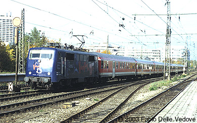 Ein wirklicher Glückstreffer war die dunkelblaue "Tanz der Vampire"-Werbelok 111 030-3. Sie zog den RE 31005 (München Hbf 10:32 - Rosenheim 11:12/11:16 - Salzburg Hbf 12:26) (München Heimeranplatz, Oktober 2002).