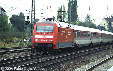 Um 15:19 Uhr kommt die 101 108-9 mit dem AZ 1420 (München Ost 15:11 - Ingolstadt 16:19 - Düsseldorf 22:25) vorbei. Mit der Aufschrift "Unsere Züge schonen die Umwelt" macht sie Eigenwerbung für die DB (München Heimeranplatz, September 2003).