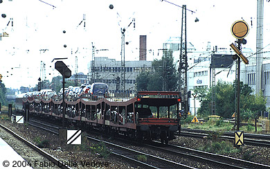 Die vielen Autos, die der AZ 1420 transportiert, unterstreichen das Werbemotto der Lok (München Heimeranplatz, September 2003).