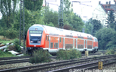 Seit kurzem sind die neuen Doppelstock-Steuerwagen auf dieser Strecke im Einsatz, hier an der Spitze der RB 31436 (Mühldorf (Obb) 14:31 - München Ost 15:28 - München Hbf 15:41) (München Heimeranplatz, September, 2003).