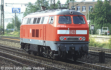Gegen 16 Uhr kommt die 217 017-3 vorbei. Sie ist auf dem Weg nach Laim, wo sie Langschienenwagen abholt (München Heimeranplatz, September 2003).
