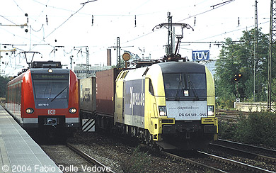 Links hält gerade 423 710-3 bzw. S 8336 (Pasing 16:36 - Heimeranplatz 16:42 - Höllriegelskreuth 16:56), rechts fährt der boxXpress mit ES 64 U2 - 015 in Richtung München Ost vorbei (München Heimeranplatz, September 2003).