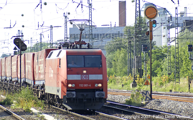 152 001-4 mit Ganzzug aus Einheitstaschenwagen in Richtung München Ost.