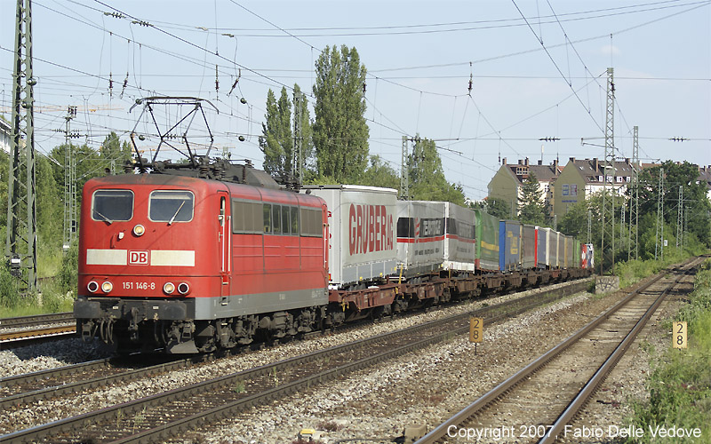 Nur 2 Minuten später kommt 151 146-8 in Gegenrichtung ebenfalls mit Einheitstaschenwagen vorbei.