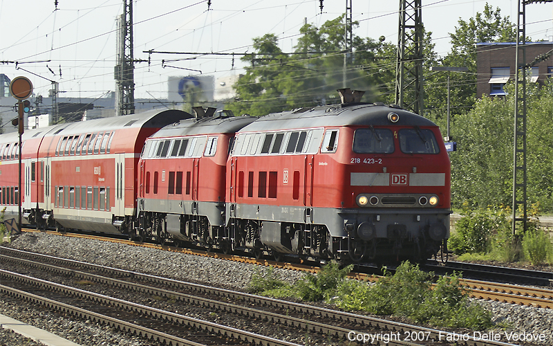 218 423-2 und 218 437-2 vor dem RE 27001 nach Simbach (Inn).