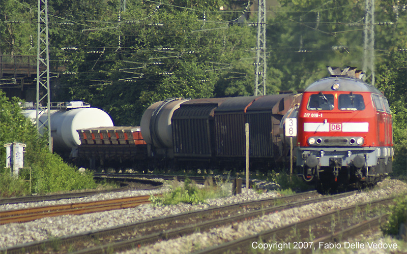 Die abendliche 217er-Doppeltraktion von Mühldorf (Obberb.) zum Rangierbahnhof München Nord. Diesmal ziehen 217 018-1 und 217 020-7 den Güterzug.