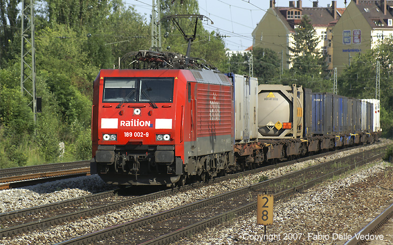 189 002-9 mit einem Containerzug in Richtung München Laim.