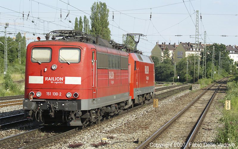 Lokzug in Richtung München Süd - 152 117-8 zieht 151 130-2.