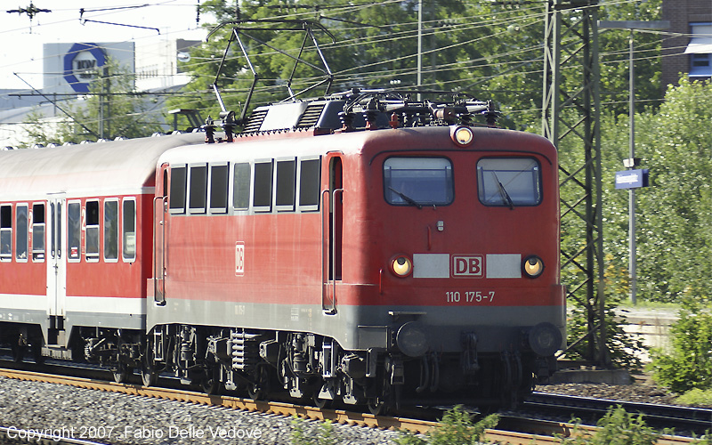 Eine Kasten-Zehner mit Einfachlampen - 110 175-7 mit RE 30107 in Richtung Kufstein.