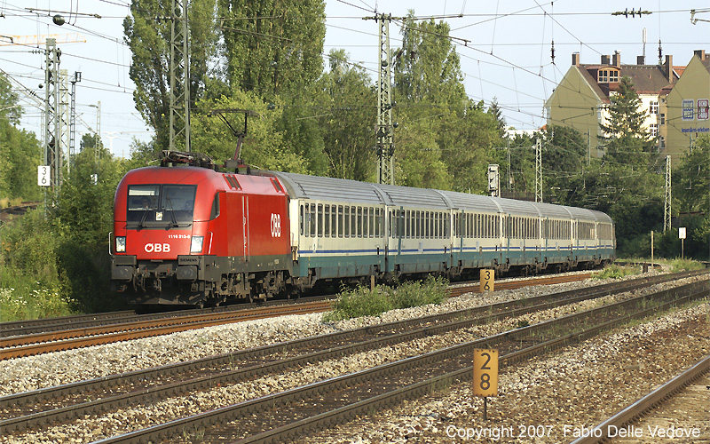 In wenigen Minuten erreicht 1116 213-4 mit EC 84 aus Roma Termini den Hauptbahnhof München.